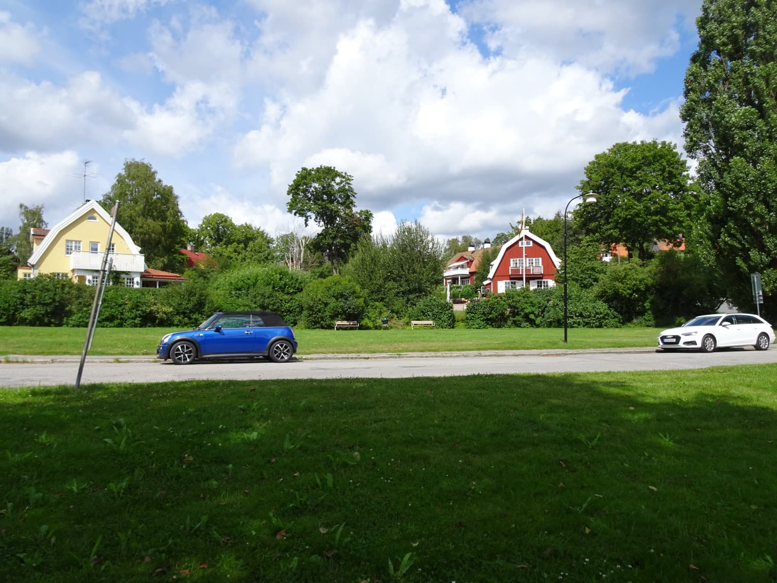The Lake Mälaren shoreline at Äppelvikshamnen, a garden-city villa district of Bromma, Stockholm, in summer.
