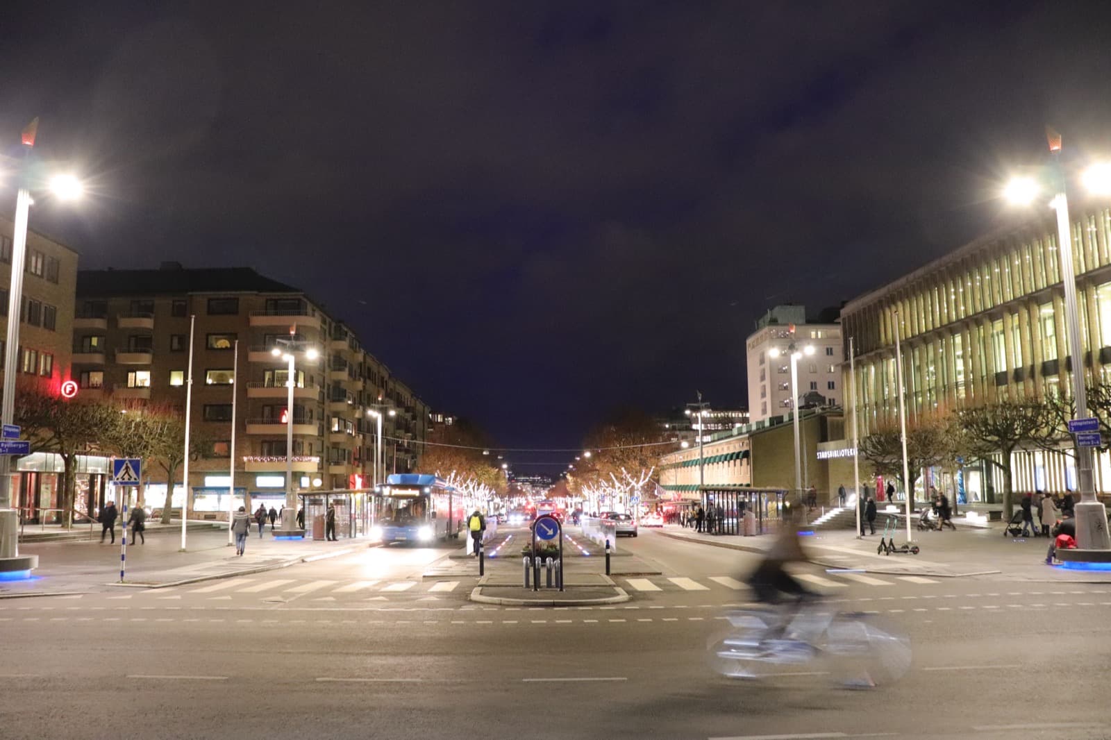 Kungsportsavenyn, the grand tree-lined boulevard through Lorensberg in central Göteborg, in the evening.
