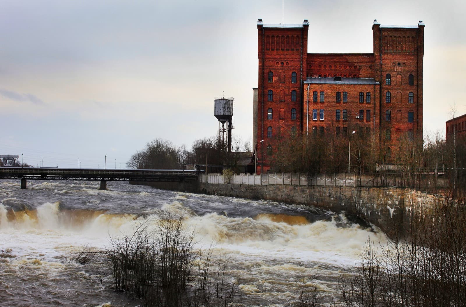 The red-brick Kreenholm mill beside the Narva river rapids in the Kreenholm quarter
