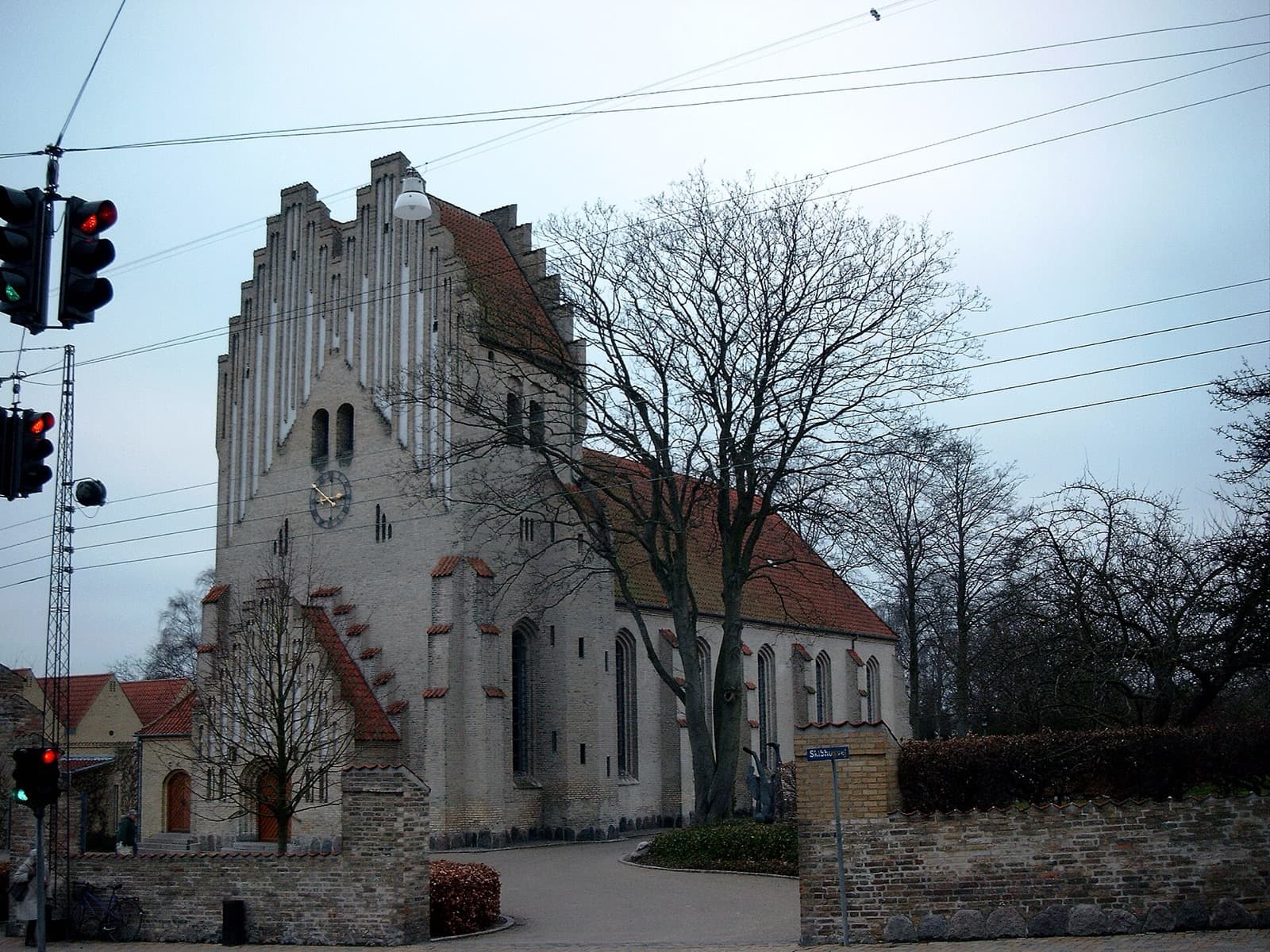 The stepped brick gable of Fredens Kirke on Skibhusvej, the landmark of Skibhuskvarteret in Odense.
