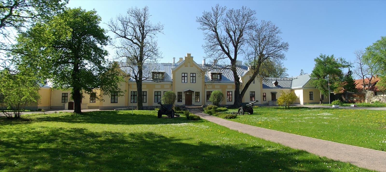 The yellow Viimsi manor house and its lawn in Viimsi alevik, now home to the Estonian War Museum.